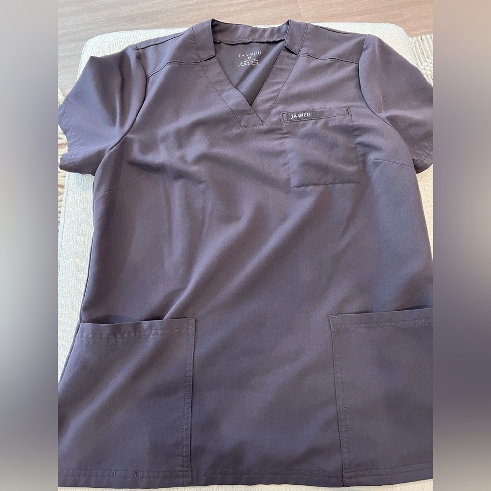 Jaanuu Scrub 3 pocket top